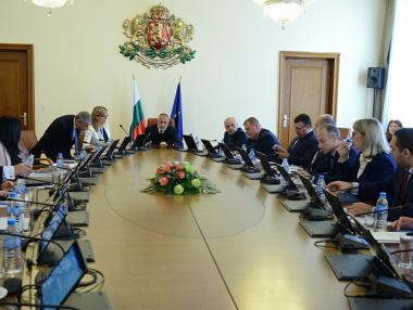 Правителството обеща съкращаване на администрацията