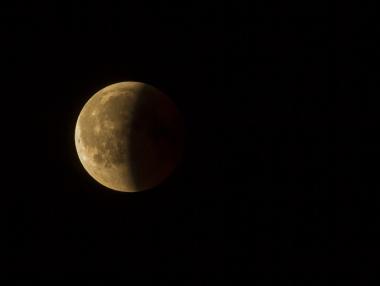 Китай представи първите снимки на тъмната страна на Луната