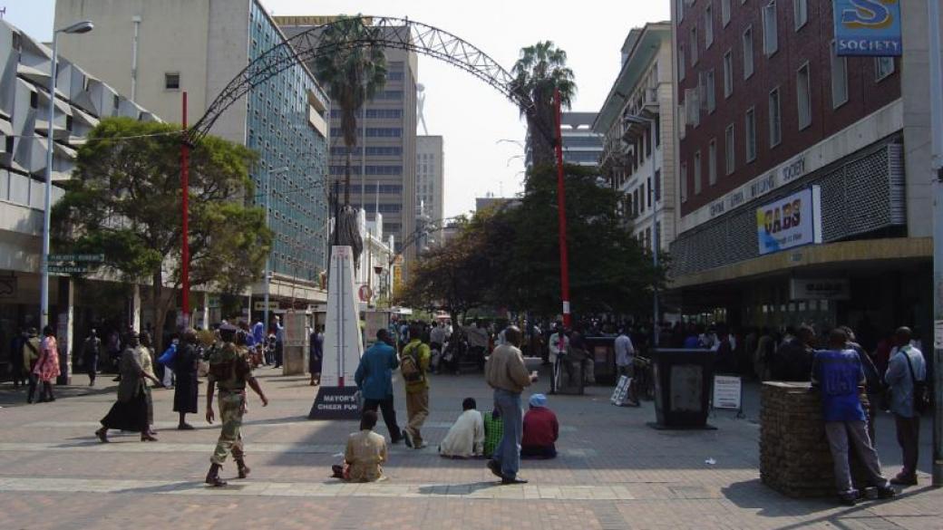 Зимбабве освобождава повече от 3000 държавни служители