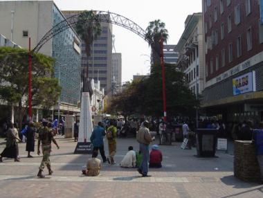 Зимбабве освобождава повече от 3000 държавни служители