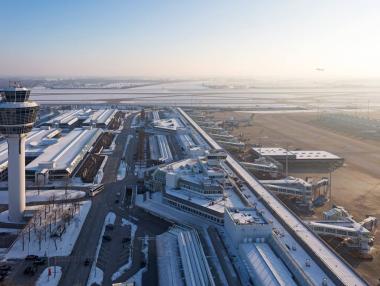 Снежен хаос в Европа: Стотици отменени и закъснели полети