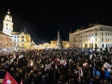 Хиляди унгарци протестираха в Будапеща срещу нов „робовладелски“ закон