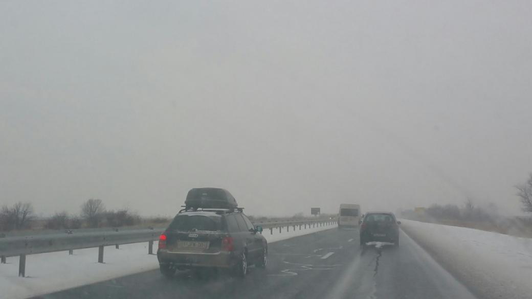 Снегът ограничи движението на камиони през проходите „Троянски“ и „Превала“