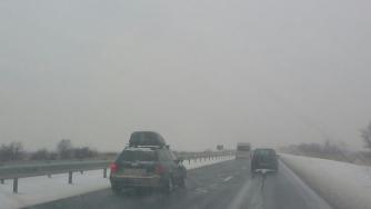 Снегът ограничи движението на камиони през проходите „Троянски“ и „Превала“