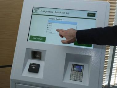 Големите бензиностанции ще продават електронни винетки от днес