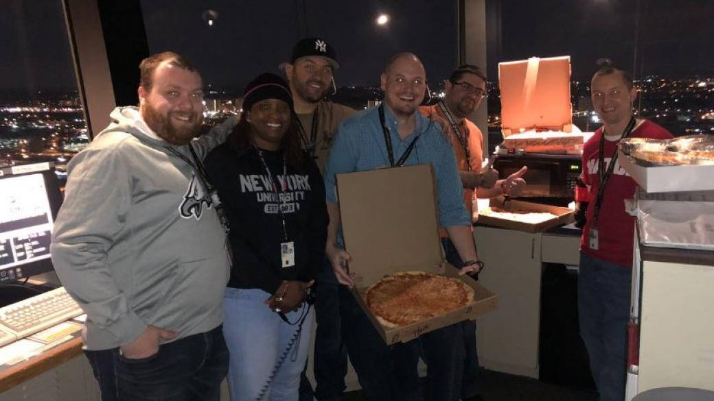 Канадски авиодиспечери черпят с пица американските си колеги