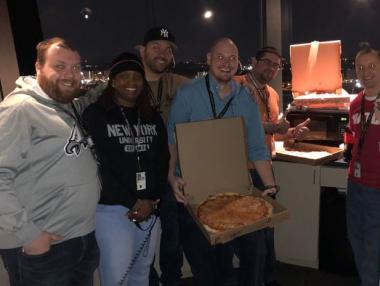 Канадски авиодиспечери черпят с пица американските си колеги