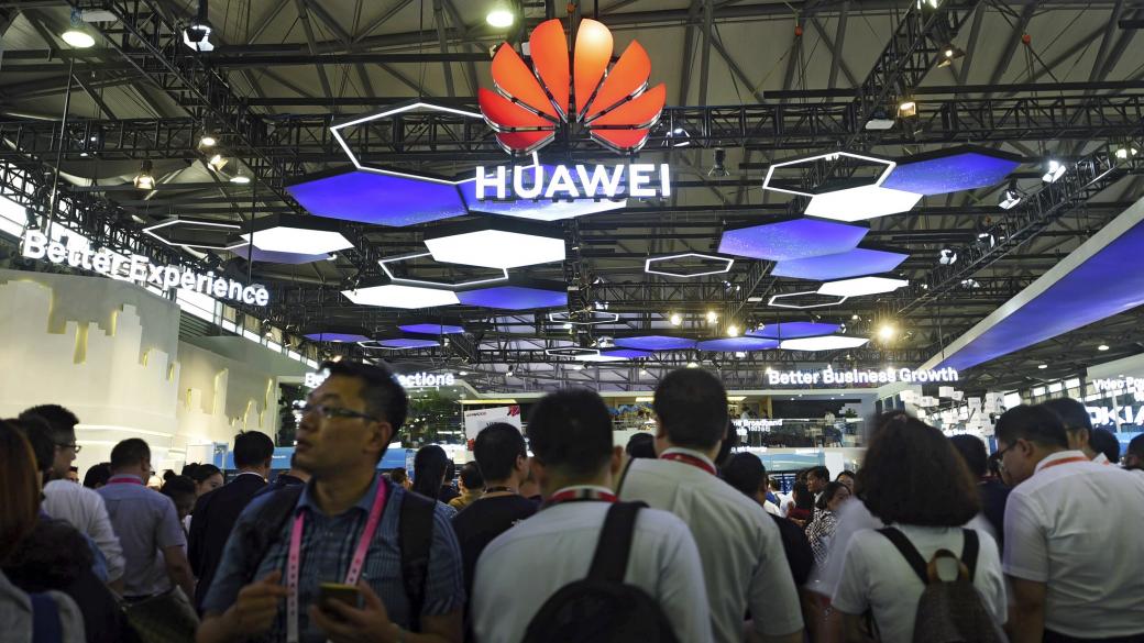 Китай призова света да спре с „измислиците“ за Huawei
