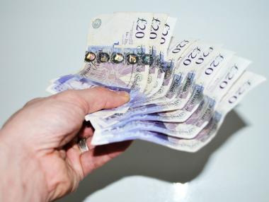 Не бързайте с британския паунд, съветват експерти