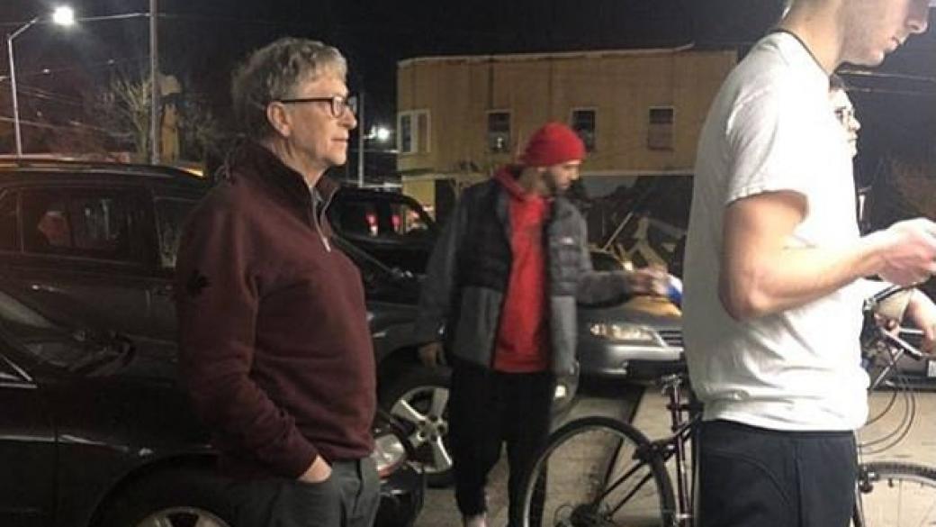 Бил Гейтс се реди на опашка за бургери в Сиатъл