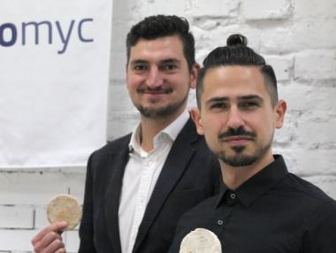 Biomyc vs. Styrofoam