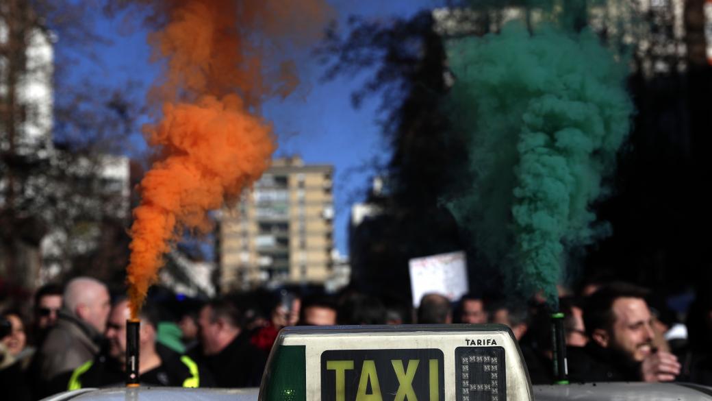 Таксита блокират основна улица в Барселона, обявиха безсрочна стачка
