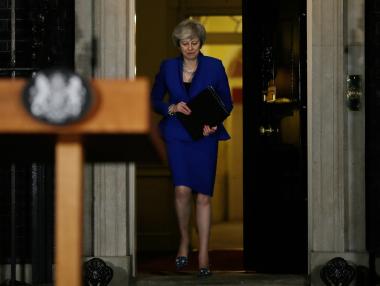 Въпреки погрома у дома Мей продължава да упорства със същите искания към ЕС