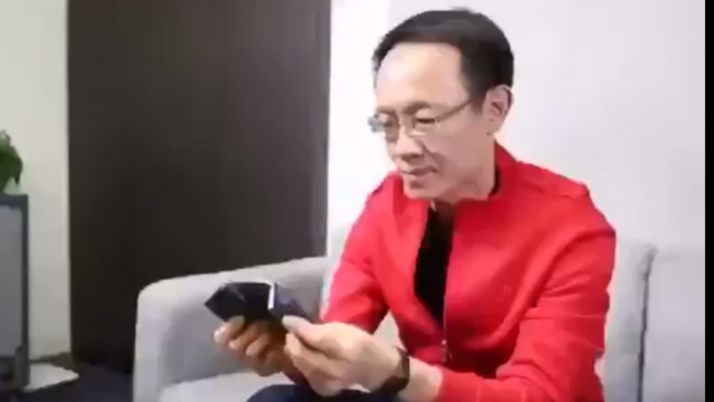 „Китайският Apple“ показа първия в света двойно огъващ се телефон