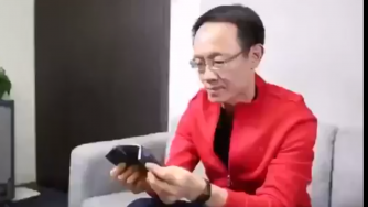 „Китайският Apple“ показа първия в света двойно огъващ се телефон