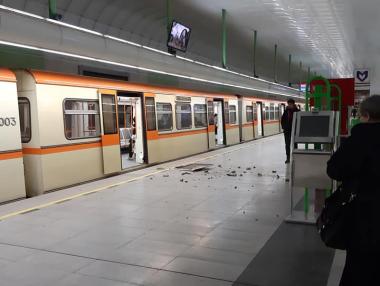 Падна част от тавана на метростанция „Западен парк“