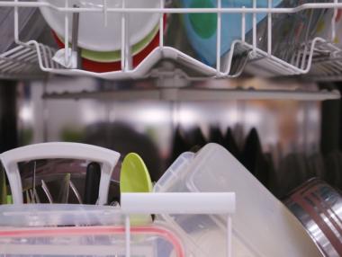 Плакненето на съдовете преди слагането в съдомиялната е грешка