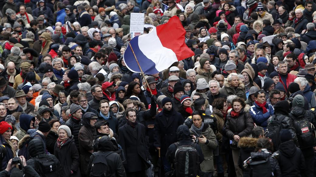 Протест на „червените шалчета“ събра над 10 хил. души в Париж