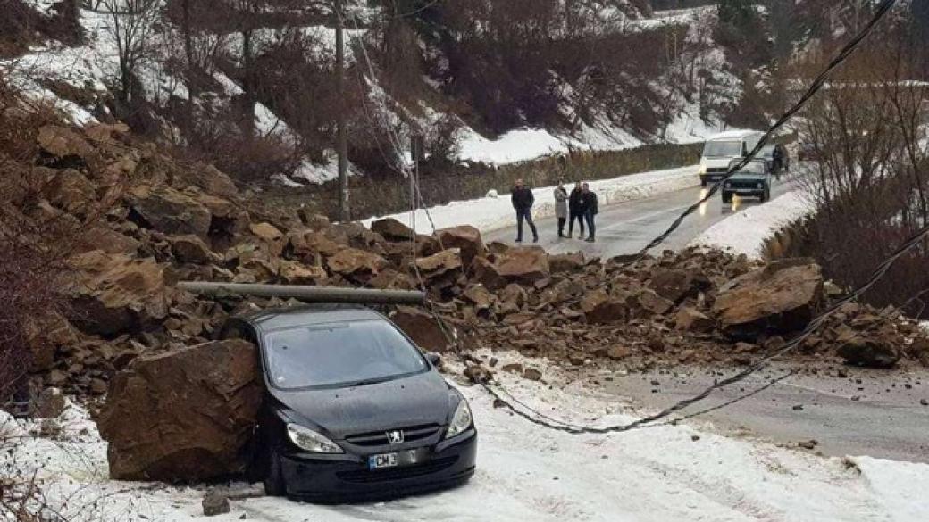 Свлачище смачка автомобил и затвори пътя Смолян-Девин