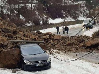 Свлачище смачка автомобил и затвори пътя Смолян-Девин
