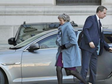 Мей моли депутатите да ѝ осигурят нови преговори с Брюксел