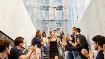 Как всеки ден 70 000 служители в Apple store започват работа