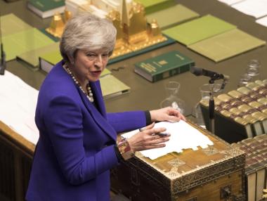 Мей мисли да „купи” гласа на опозицията за споразумението по Brexit