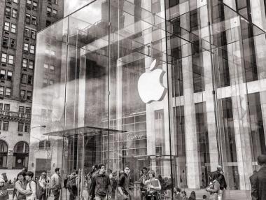 Стъкленият куб на Apple в Ню Йорк ще отвори отново тази година