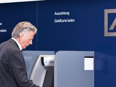 Deutsche Bank с първа годишна печалба от 2014 г.