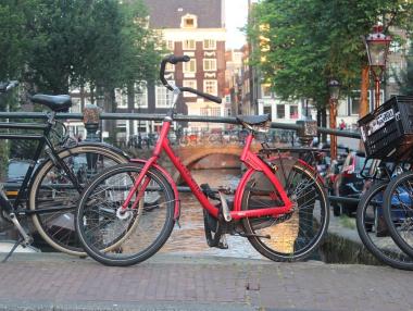 Холандия въвежда глоба от €75 за ползване на телефон при колоездене