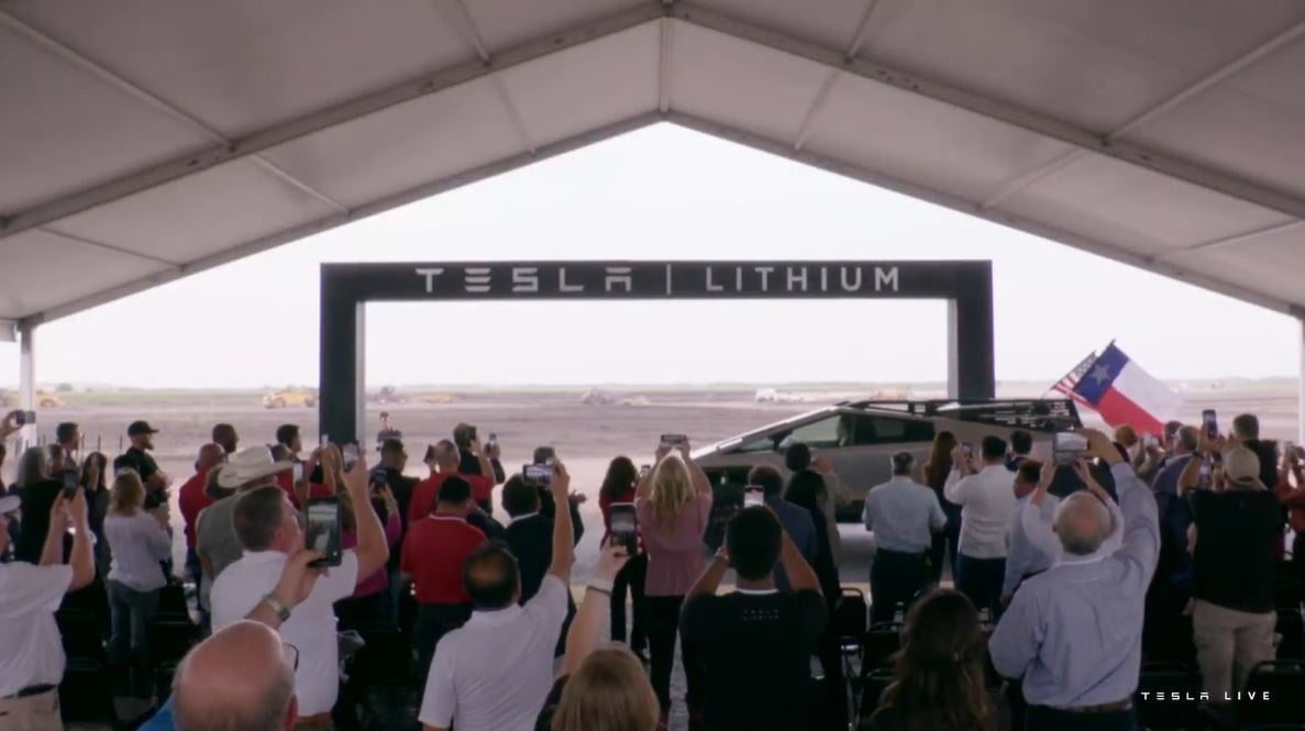 Tesla започва да строи огромна литиева рафинерия (видео)}