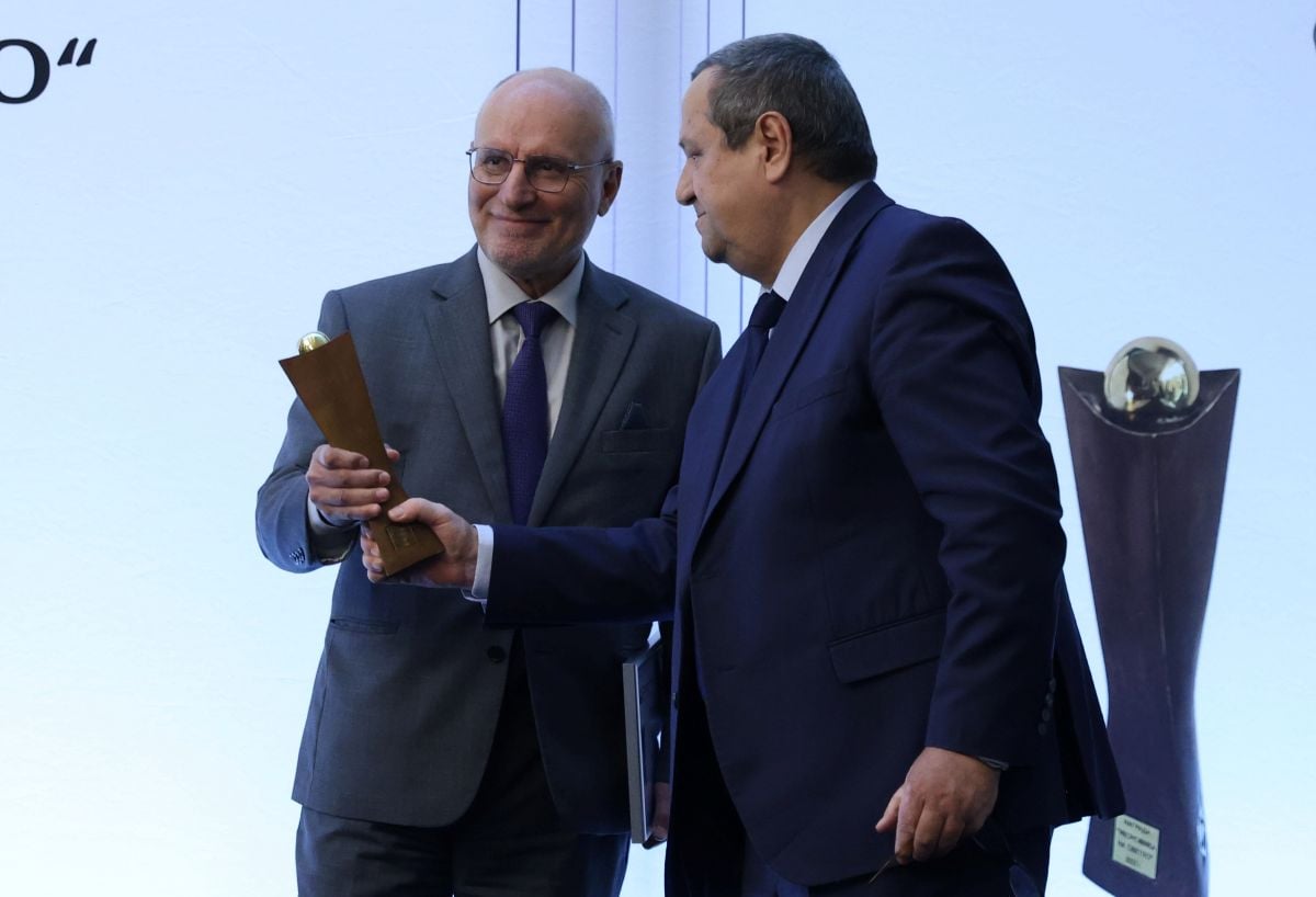 Димитър Радев получава наградата от Хасан Адемов