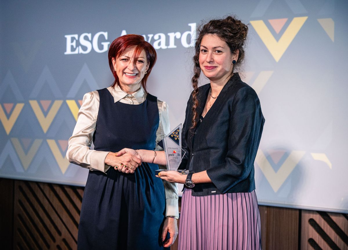 Саша Безуханова връчва наградата за иновации на Емануела Манолова