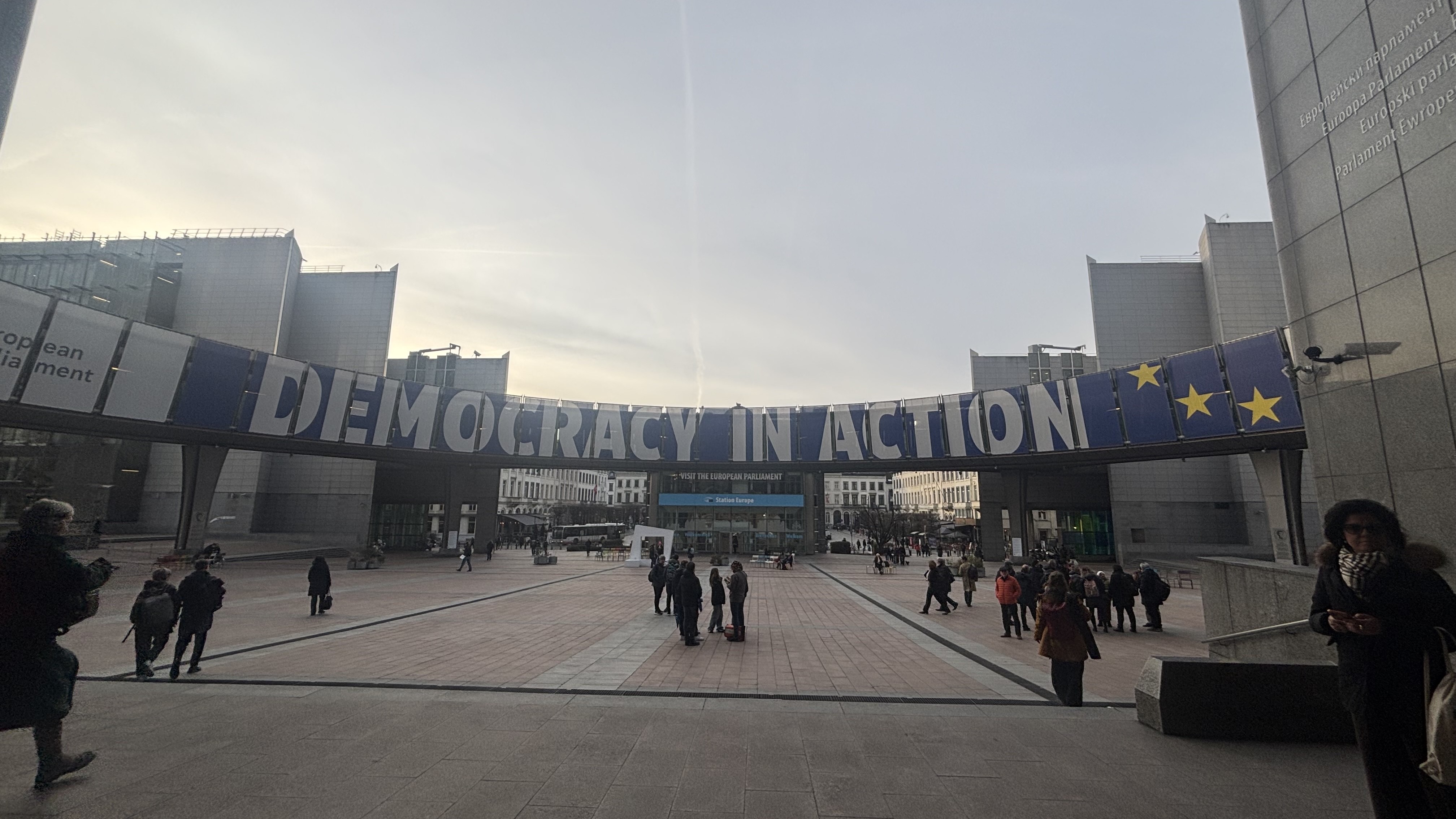  Гледка от входа на Европарламента. 