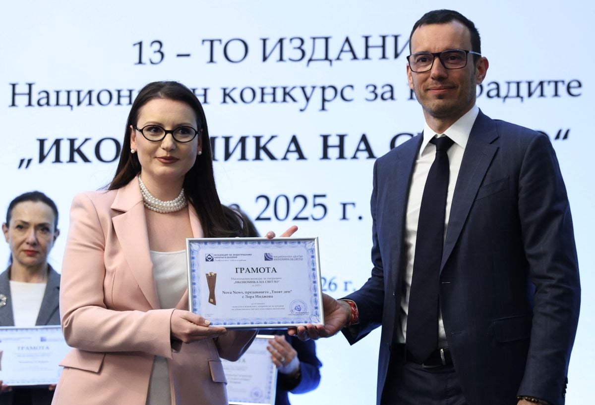 Лора Инджова получава наградата от Васил Терзиев