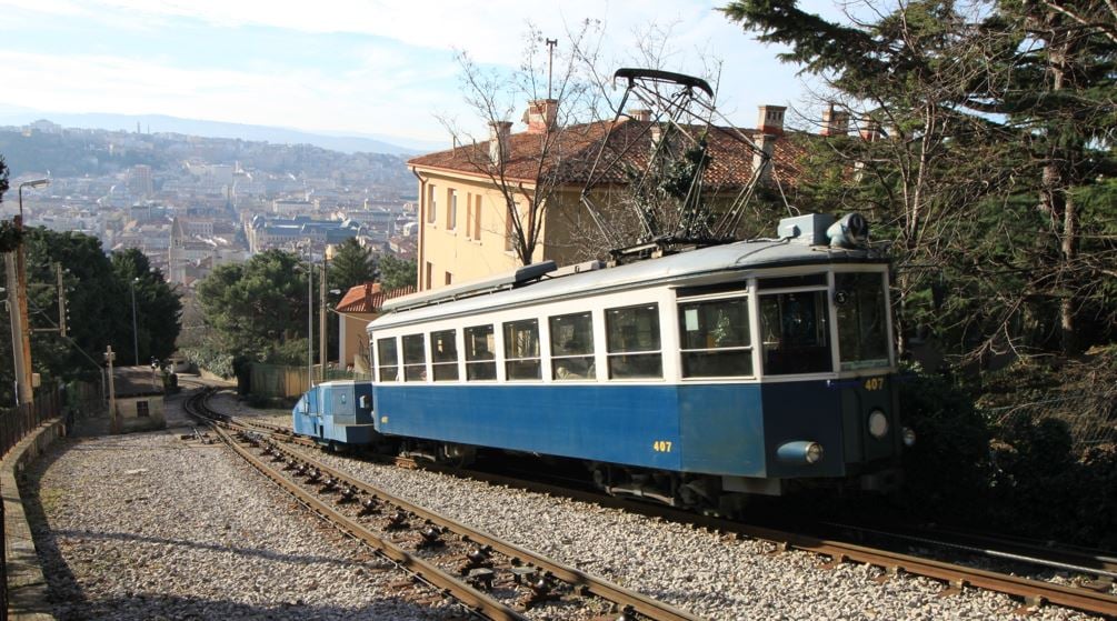 Трамваят за Опичина и в далечината - Триест