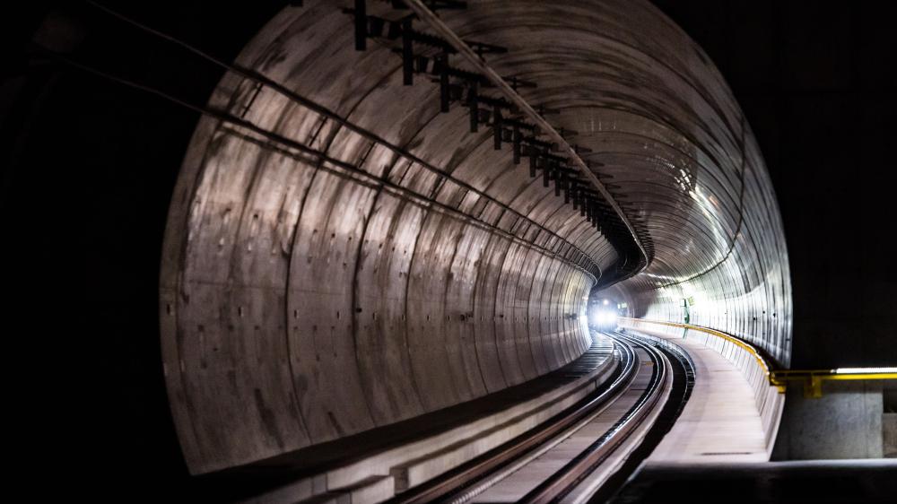 Швейцария завърши жп тунела 