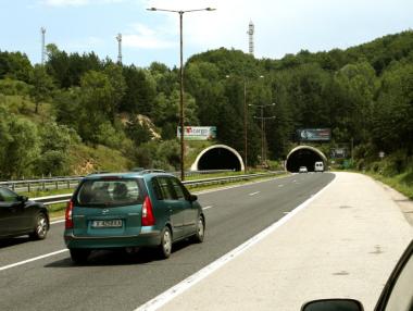 Движението в тунел „Траянови врата“ в посока София утре ще се извършва в една лента