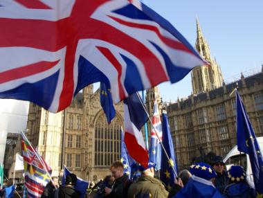 Европейците във Великобритания ще запазят правата си при „твърд“ Brexit