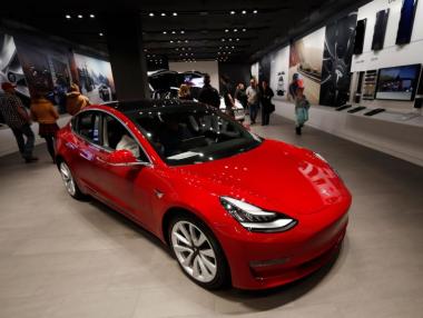 Tesla закрива магазини