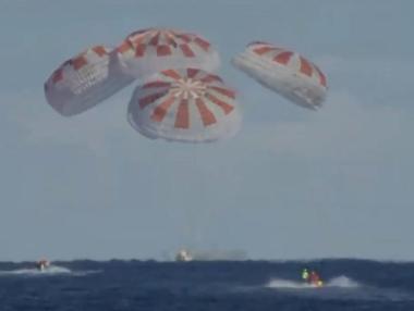 Капсулата Crew Dragon на SpaceX се върна на Земята след исторически полет