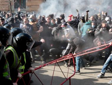 Крайнодесни демонстранти раниха 15 полицаи в Украйна