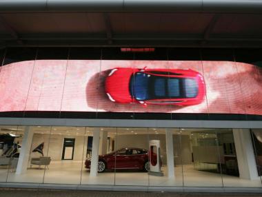 Tesla удължи срока за доставка на базовия Model 3 с един месец