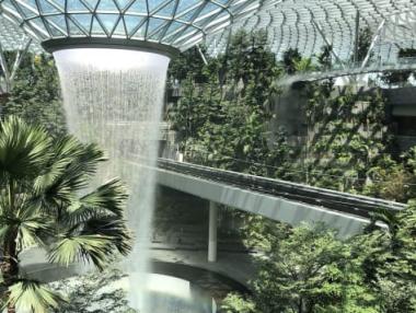 Най-високият водопад на закрито отваря на 17 април