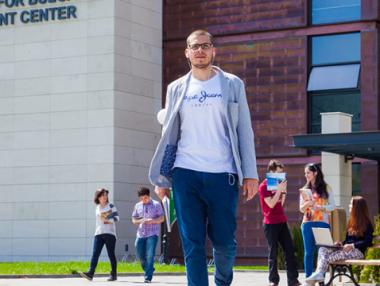 Американският университет с три вида стипендии за Executive MBA