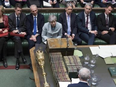 Британският парламент ще гласува алтернативни варианти по Brexit днес
