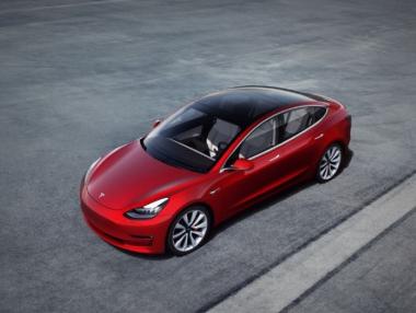 Собственик на Tesla Model 3 показа дефект на колата