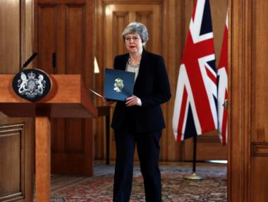 Мей ядоса партията си с възможността за „по-мек Brexit“