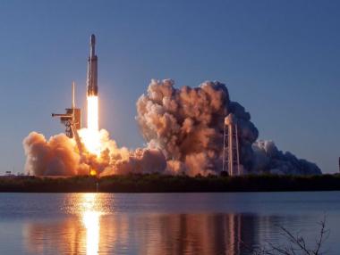 SpaceX изпрати най-мощната ракета в света на първия й търговски полет