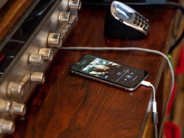 ЕС ще разследва Apple заради оплакване на Spotify